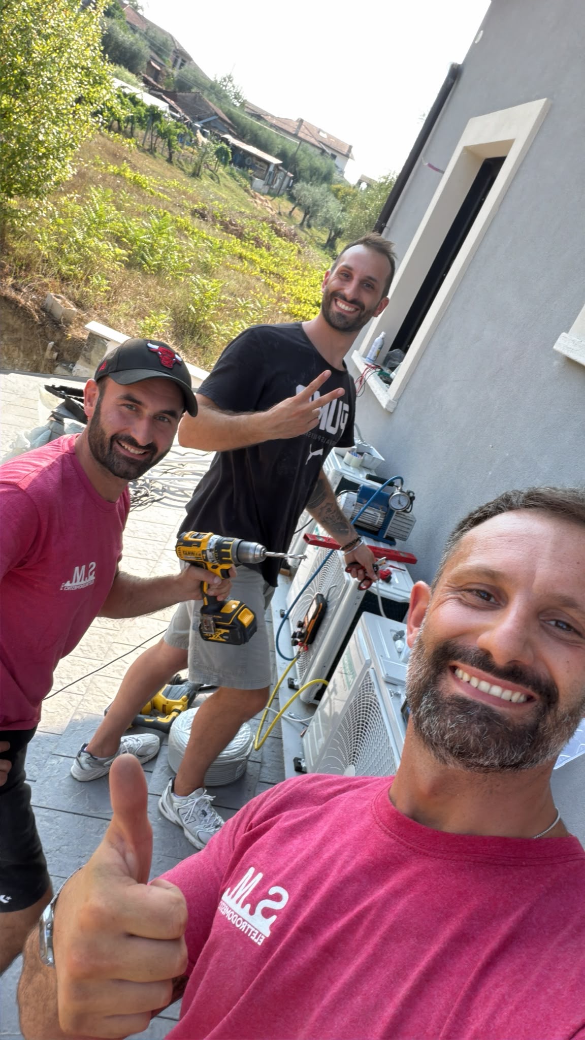 La squadra SM Elettrodomestici durante un intervento di installazione